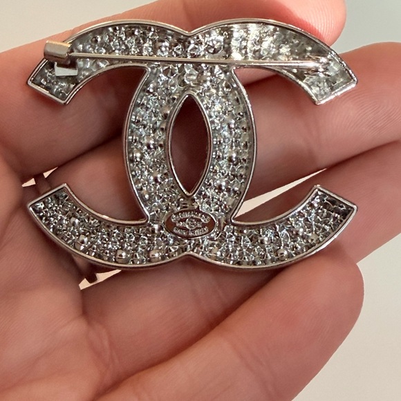 Elegant Silver and Pearl Crystal Brooch - Picture 2 of 2